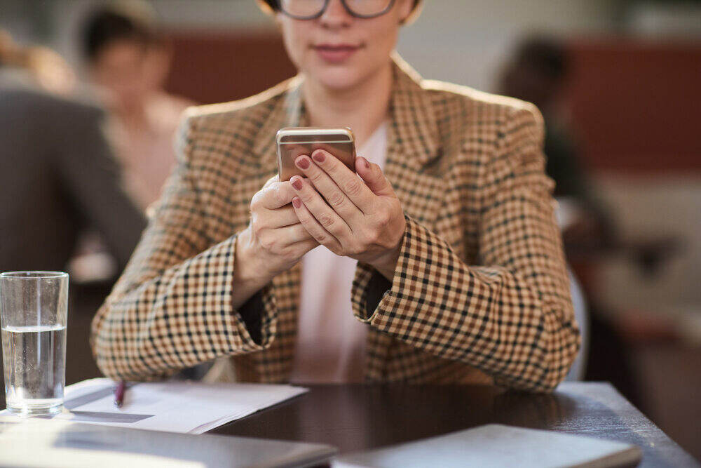 Cliente usando smartphone em um café