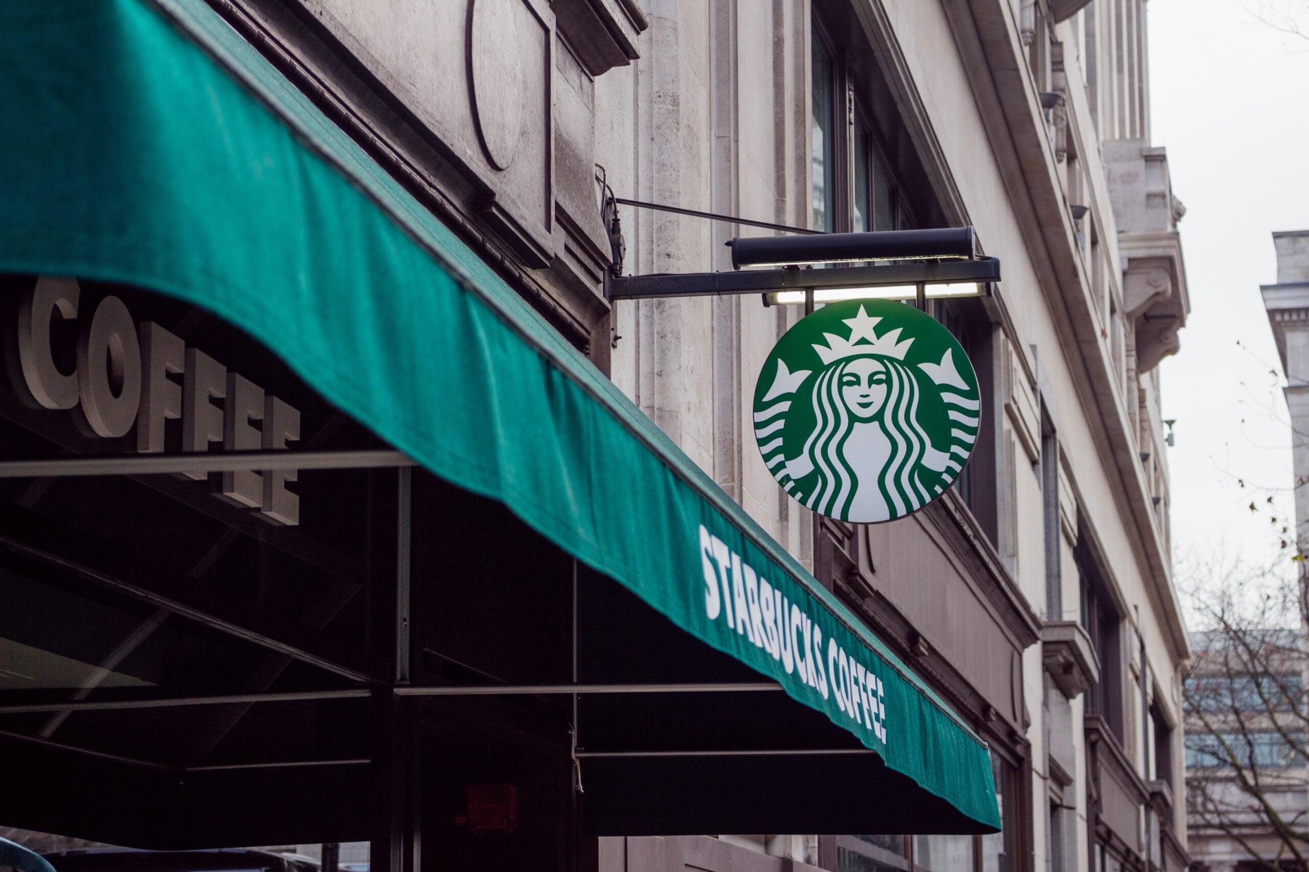 Copo da Starbucks sobre mesa de madeira